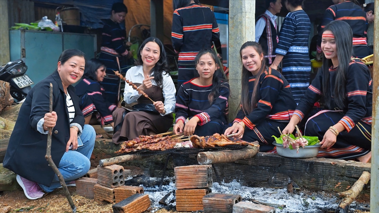 Mọi người quây quần, thường thức ẩm thực truyền thống của đồng bào Gia Rai như cơm lam, gà nướng... Mọi người quây quần, thường thức ẩm thực truyền thống của đồng bào Gia Rai như cơm lam, gà nướng...
