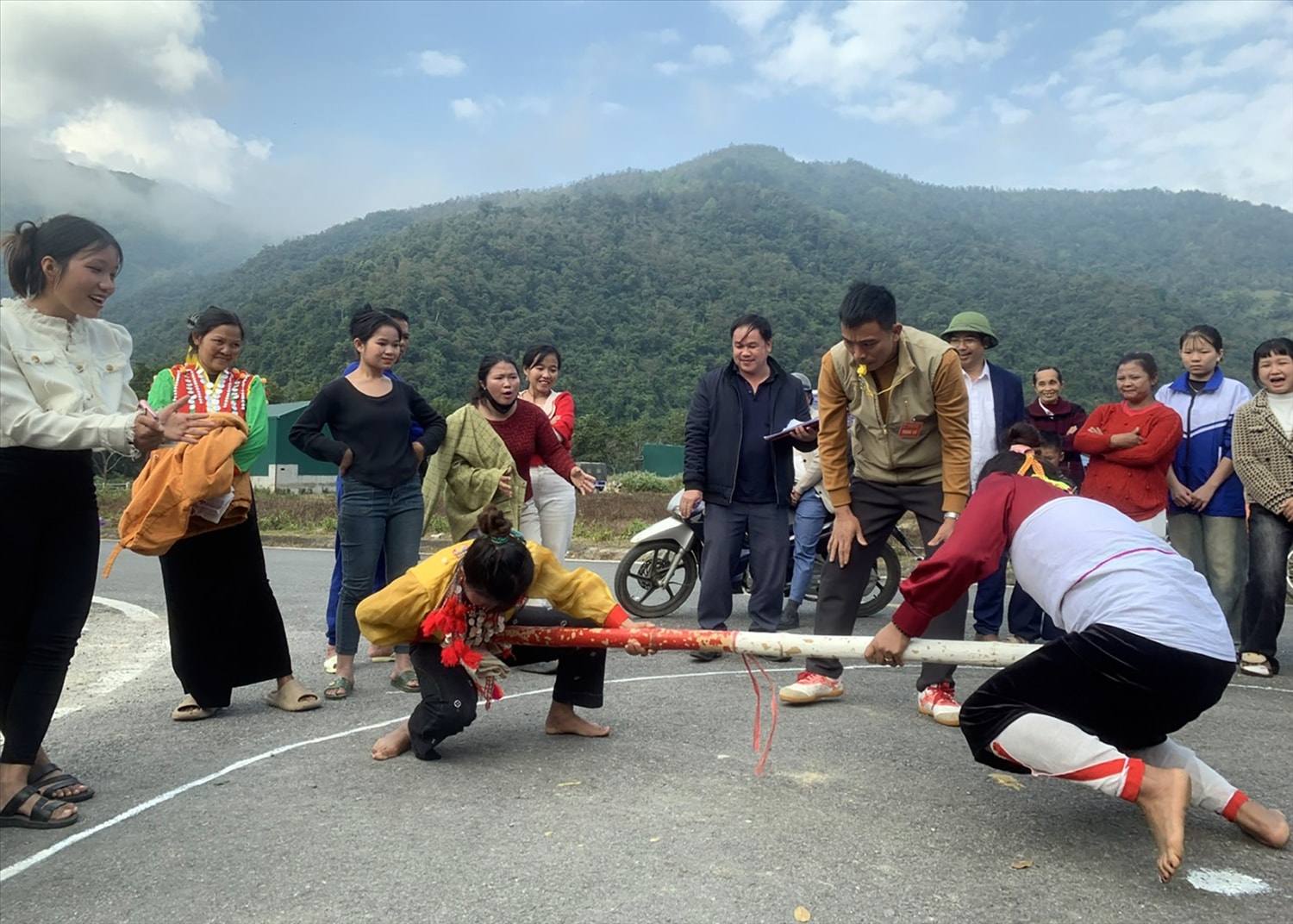 Đẩy gậy - môn thể thao dân gian truyền thống của người Mảng Đẩy gậy - môn thể thao dân gian truyền thống của người Mảng