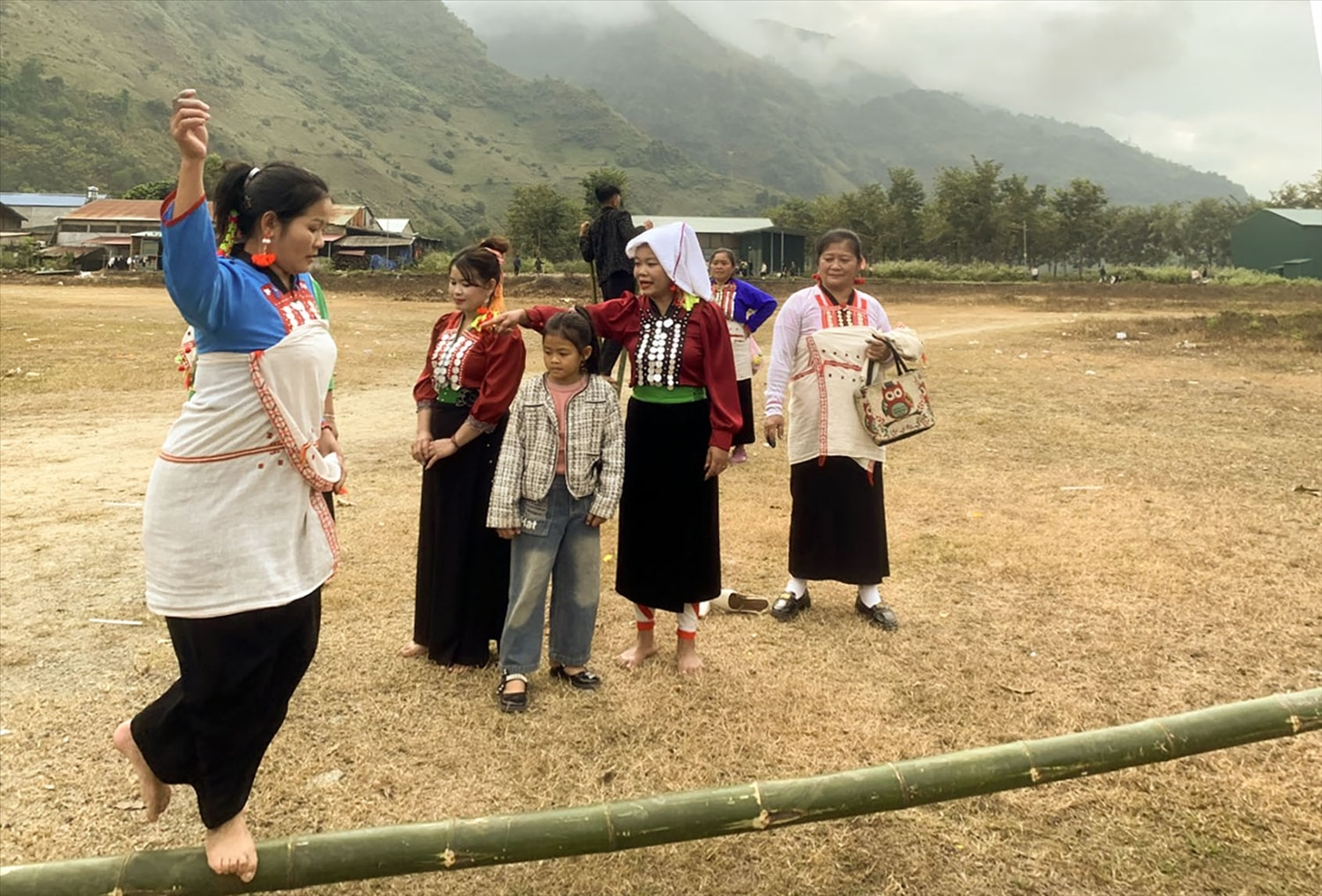 Các cô gái Mảng tập luyện trước phần thi “Đi cầu khỉ”. Các cô gái Mảng tập luyện trước phần thi “Đi cầu khỉ”.