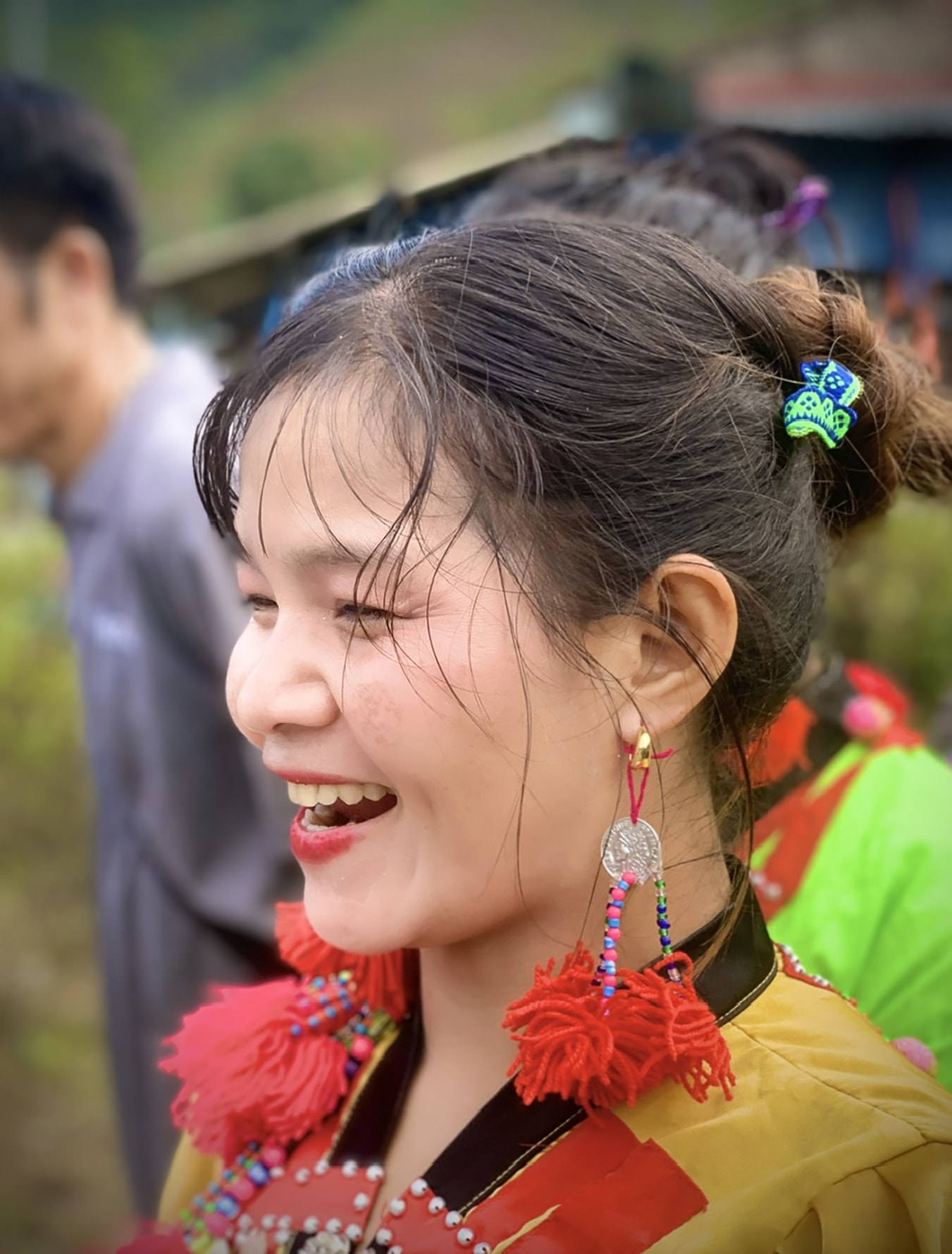 Niềm vui của thiếu nữ Mảng khi về dự hội. Niềm vui của thiếu nữ Mảng khi về dự hội.