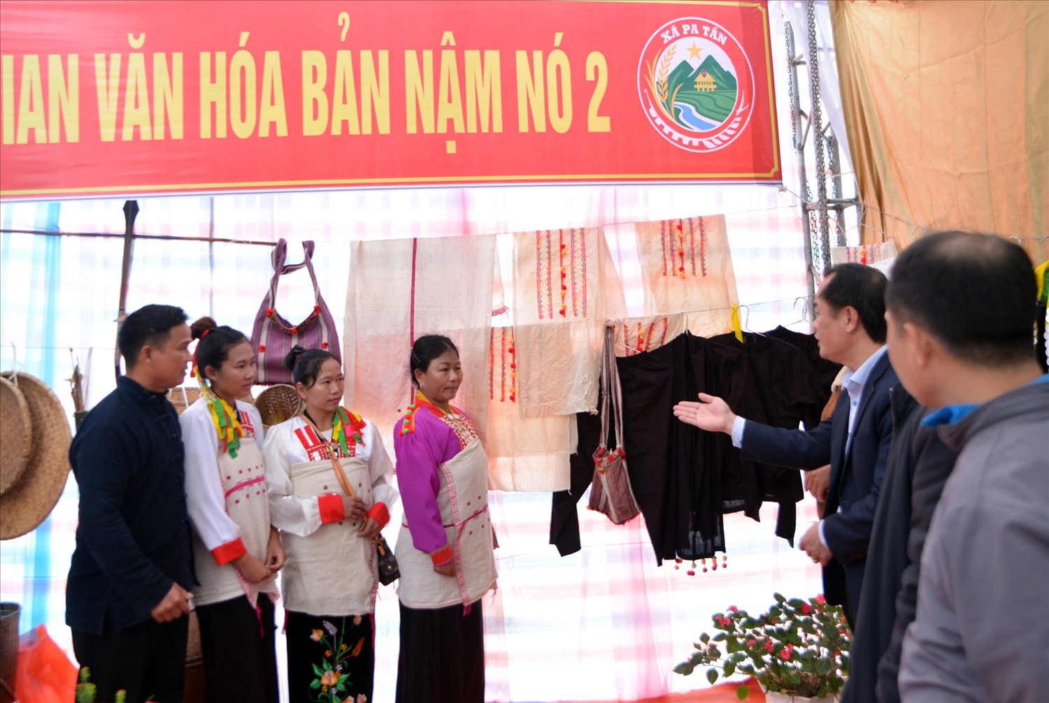 Các đại biểu tham quan không gian văn hóa bản Nậm Nó. Các đại biểu tham quan không gian văn hóa bản Nậm Nó.