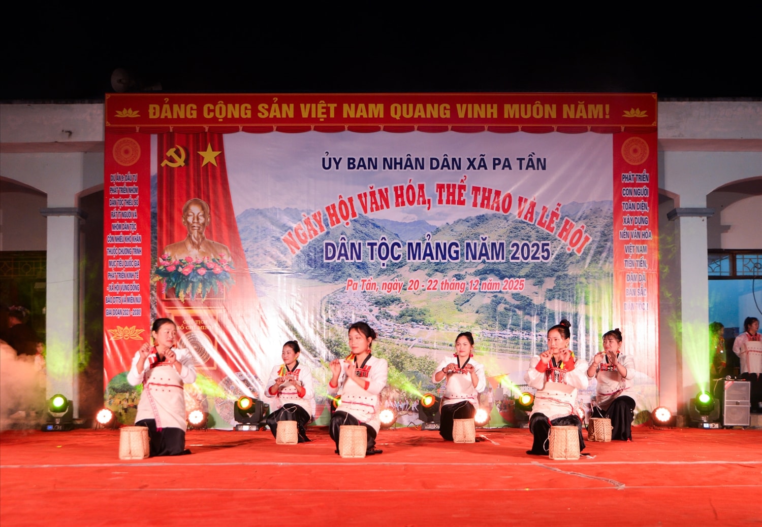 Múa mừng vụ mới - tiết mục văn nghệ của bản Nậm Nó tại Ngày hội Văn hóa - Thể thao và Lễ hội dân tộc Mảng năm 2025. Múa mừng vụ mới - tiết mục văn nghệ của bản Nậm Nó tại Ngày hội Văn hóa - Thể thao và Lễ hội dân tộc Mảng năm 2025.