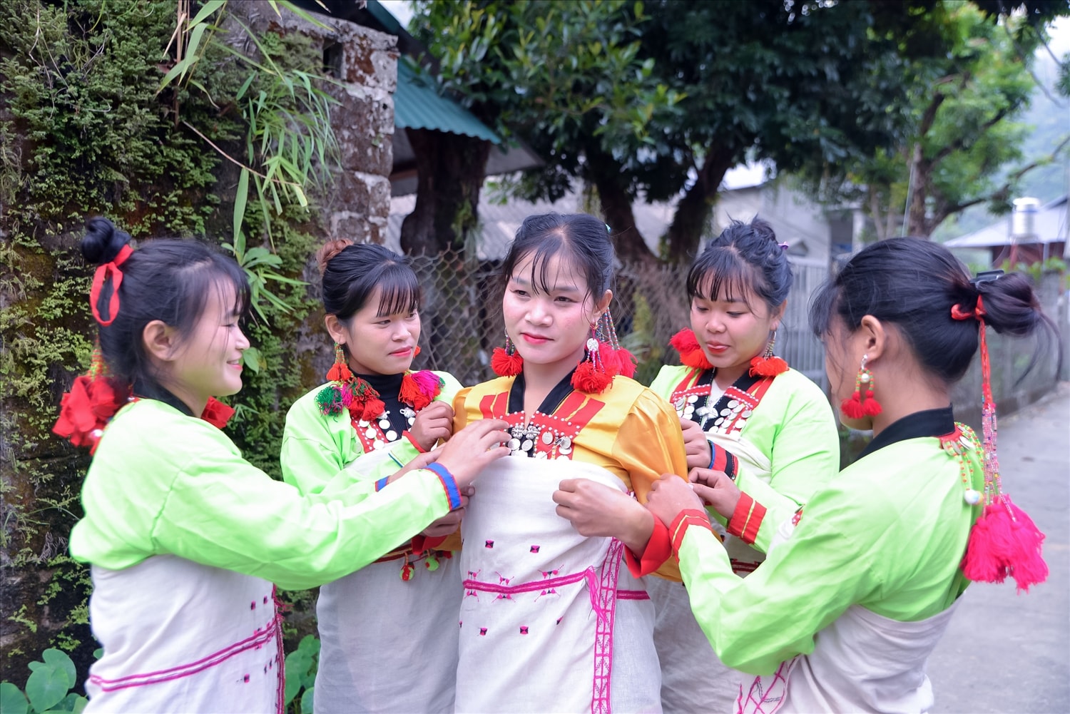 Các cô gái Mảng chỉnh trang trang phục truyền thống trước giờ thi trong lễ hội. Các cô gái Mảng chỉnh trang trang phục truyền thống trước giờ thi trong lễ hội.