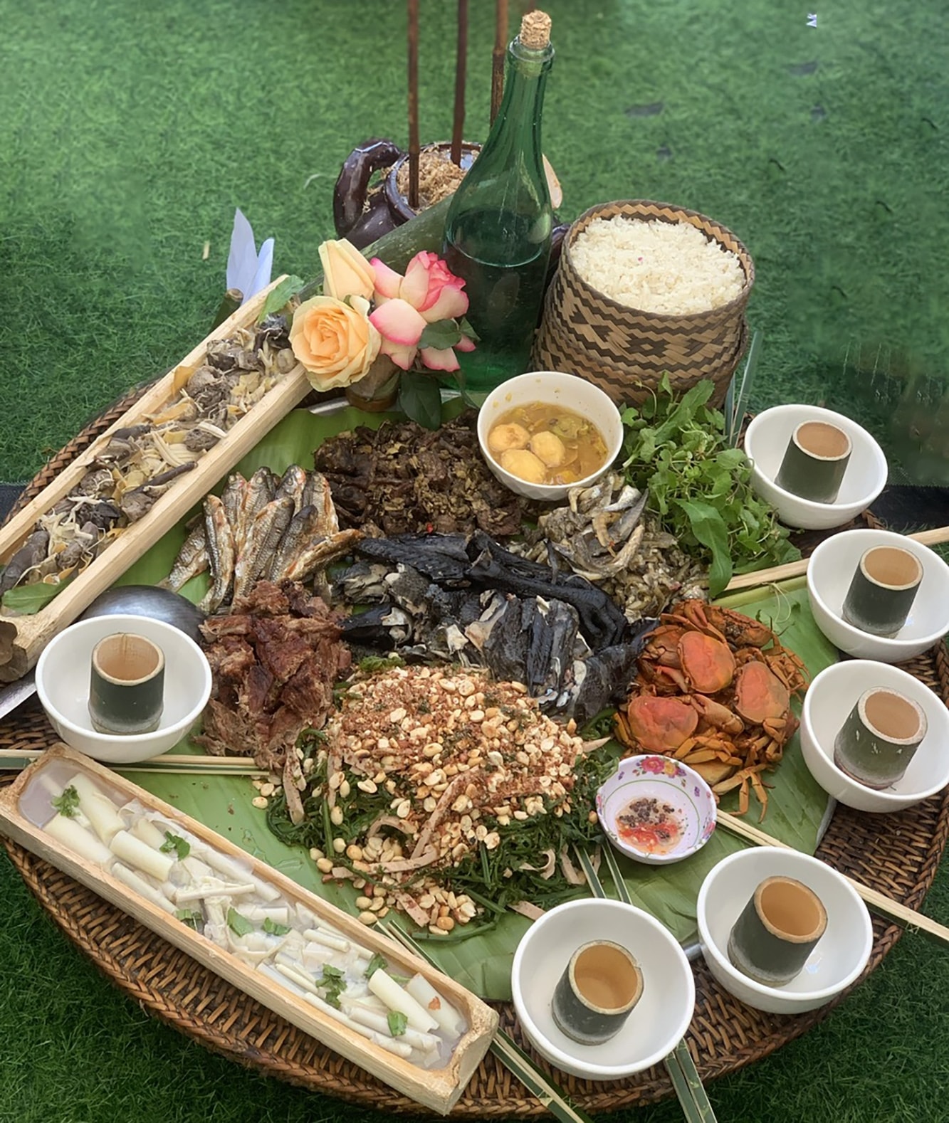Mâm cỗ cúng trong phần thi ăn hỏi. Mâm cỗ cúng trong phần thi ăn hỏi.