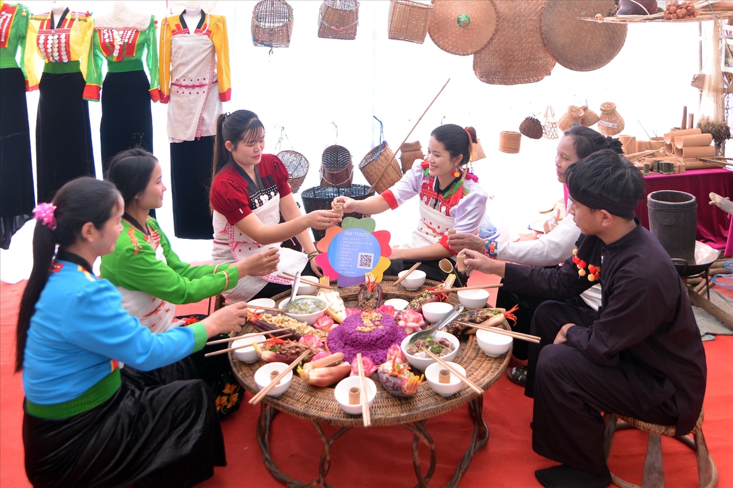 Phần thi ẩm thực truyền thống tại không gian văn hóa. Phần thi ẩm thực truyền thống tại không gian văn hóa.