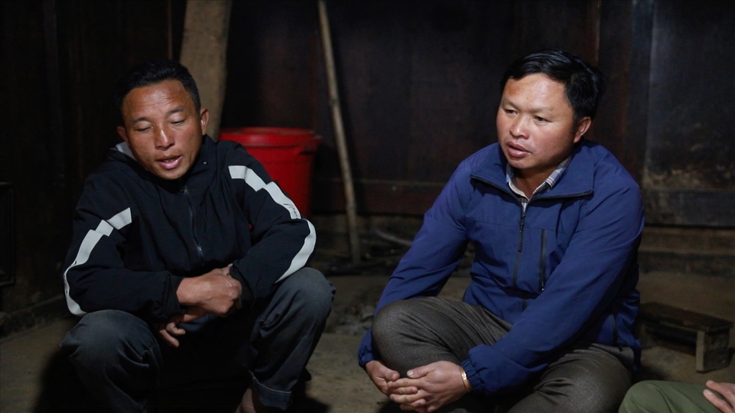 Người có uy tín Vàng A Giàng và Bí thư Chi bộ thôn Vàng A Rùa trao đổi thông tin tại địa phương Người có uy tín Vàng A Giàng (áo đen) và Bí thư Chi bộ thôn Vàng A Rùa (áo xanh) trao đổi thông tin tại địa phương