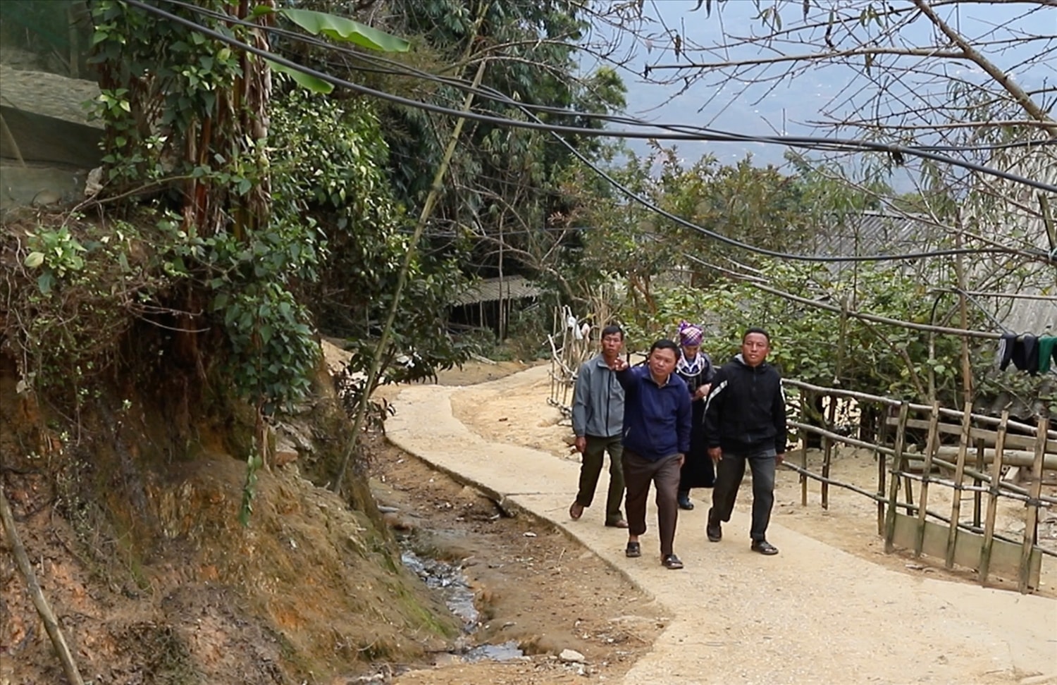 Người có uy tín Vàng A Rùa luôn tích cực tham gia các hoạt động của thôn Người có uy tín Vàng A Rùa luôn tích cực tham gia các hoạt động của thôn