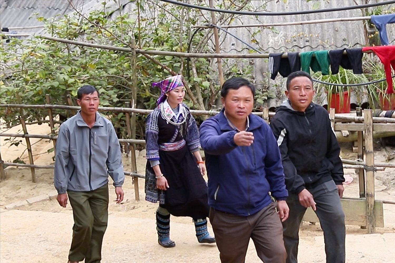 Người có uy tín Vàng A Giàng (áo đen) cùng Chi bộ thôn đi vận động người dân trong thôn Người có uy tín Vàng A Giàng (áo đen) cùng Chi bộ thôn đi vận động người dân trong thôn
