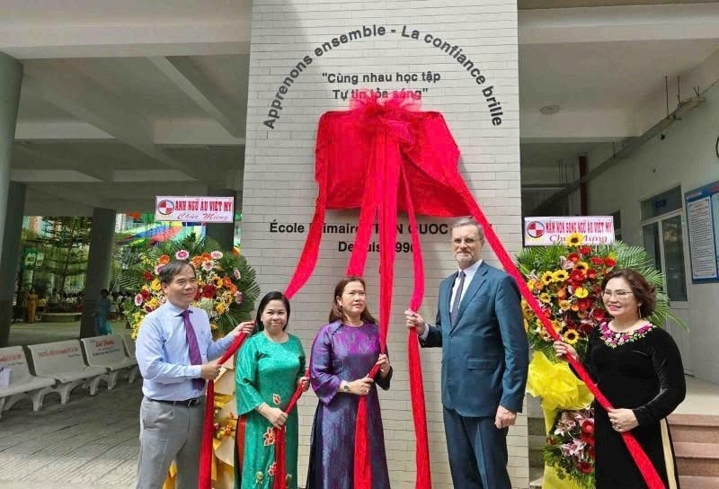 Đại sứ Cộng hòa Pháp tại Việt Nam Olivier Brochet (thứ 2, từ phải sang) cùng lãnh đạo TP Cần Thơ thực hiện nghi thức gắn biển hiệu Label FrancEducation cho Trường Tiểu học Trần Quốc Toản. Đại sứ Cộng hòa Pháp tại Việt Nam Olivier Brochet (thứ 2, từ phải sang) cùng lãnh đạo TP Cần Thơ thực hiện nghi thức gắn biển hiệu Label FrancEducation cho Trường Tiểu học Trần Quốc Toản.