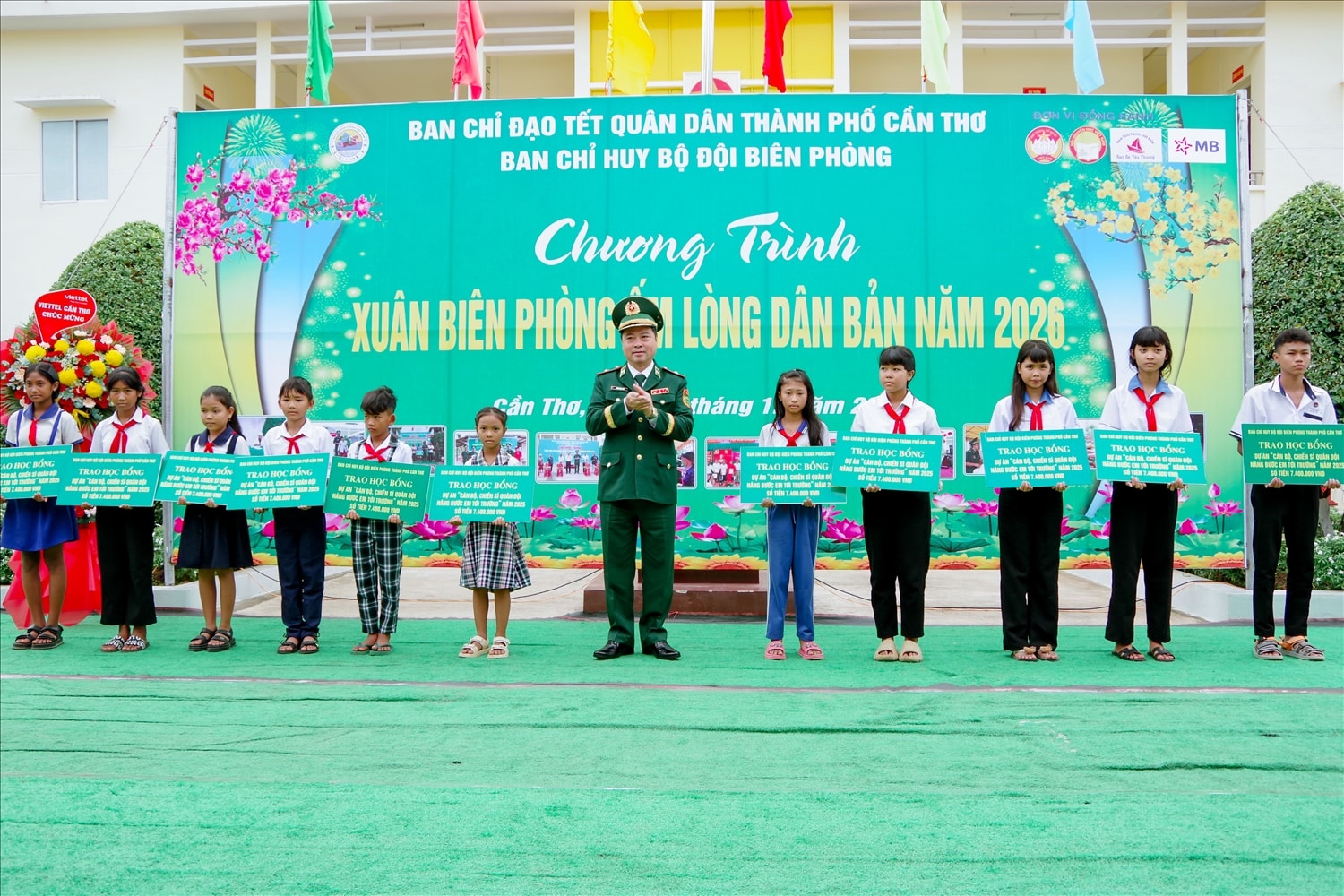 Thiếu tướng Trần Ngọc Hữu, Phó Tư lệnh BĐBP trao học bổng Dự án “Cán bộ, chiến sĩ Quân đội nâng bước em tới trường” năm 2025 cho các em học sinh.