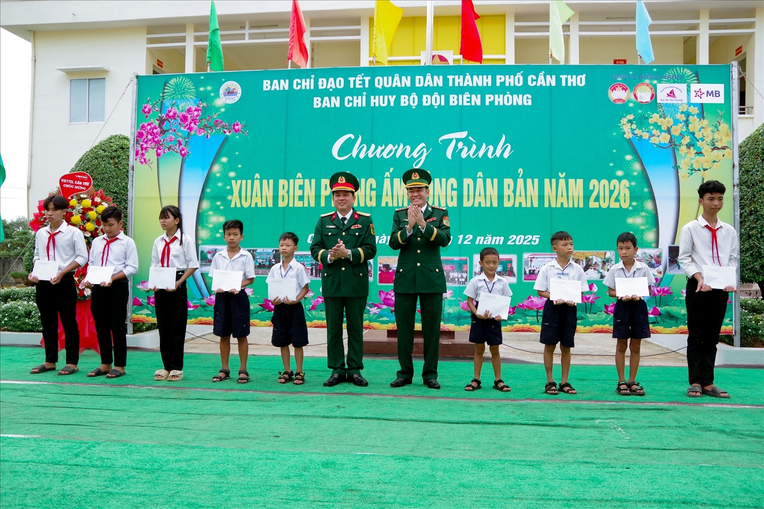 Đại tá Nguyễn Quốc Cường, Phó Chủ nhiệm Chính trị BĐBP và Đại tá Phạm Ngọc Quang, Thảnh ủy viên, Phó Bí thư Thường trực Đảng ủy Quân sự, Chính ủy Bộ Chỉ huy Quân sự thành phố Cần Thơ trao học bổng cho các em học sinh.