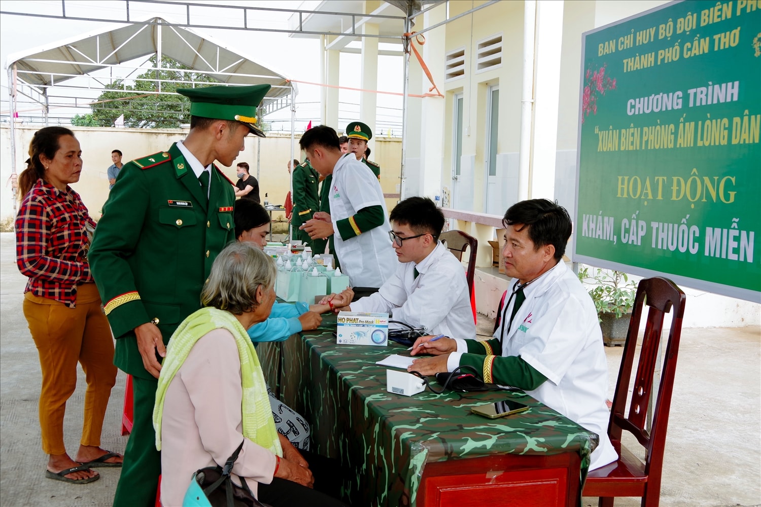 Khám bệnh cấp thuốc miễn phí cho người nghèo