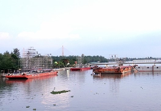 Sân khấu khai mạc lễ hội đang được dựng lên