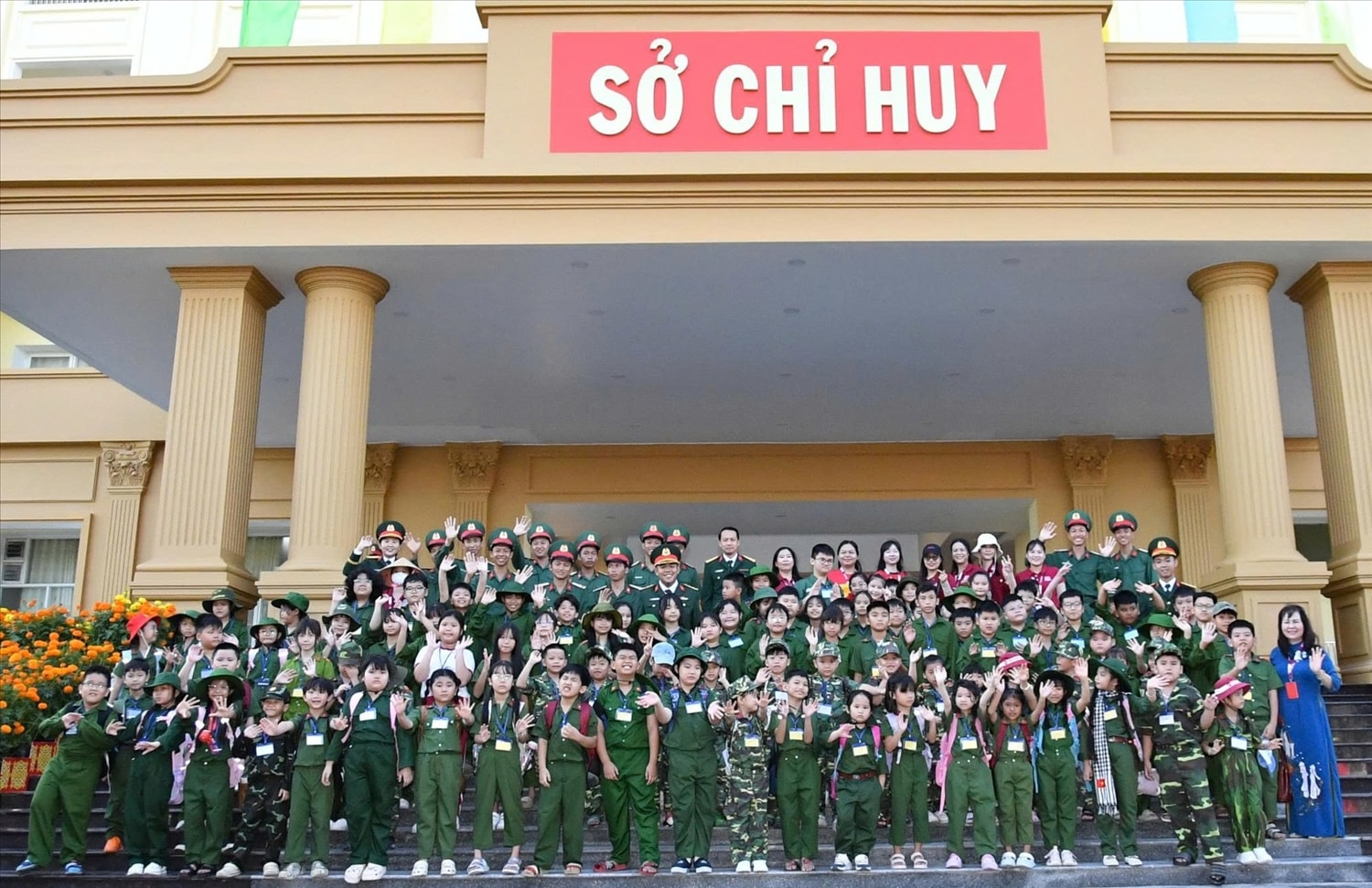 Cán bộ, chiến sĩ Bộ CHQS tỉnh An Giang chụp chụp ảnh lưu niệm với các cháu thiếu nhi. Ảnh: Phương Vũ 