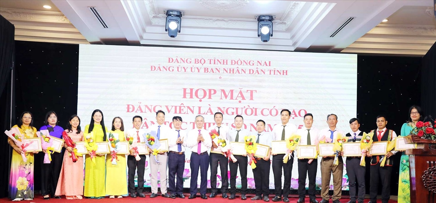 Khen thưởng các đảng viên là người có đạo, đảng viên người dân tộc thiểu số có thành tích xuất sắc, tiêu biểu trong thực hiện nhiệm vụ năm 2025. Ảnh: Huy Anh