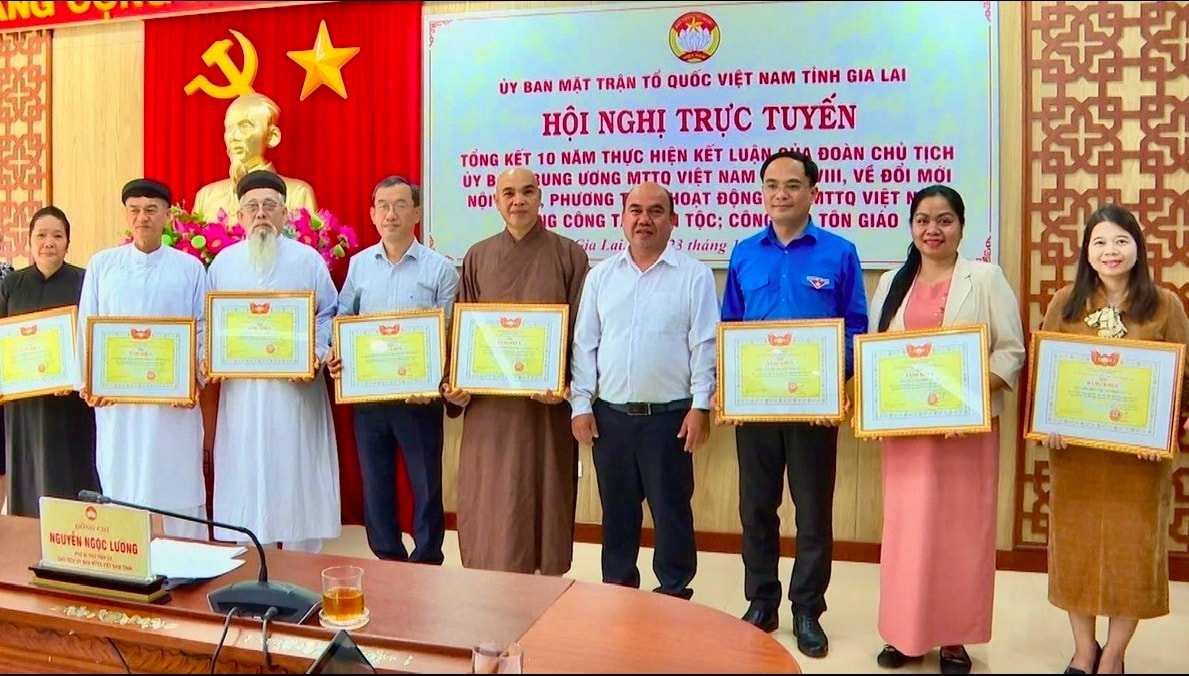 Lãnh đạo Ủy ban MTTQ Việt Nam tỉnh Gia Lai  tặng bằng khen cho các tập thể và cá nhân có nhiều đóng góp tích cực trong xây dựng khối đại đoàn kết toàn dân tộc. (Ảnh: N.X)