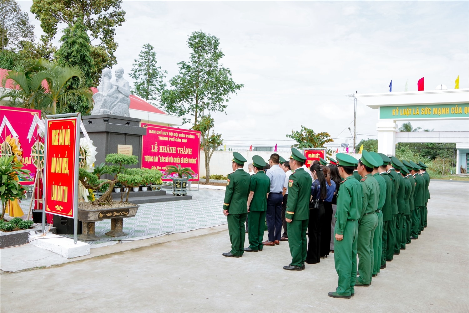 Tượng đài “Bác Hồ với chiến sĩ Biên phòng” là công trình có ý nghĩa “Giáo dục truyền thống” sâu sắc.