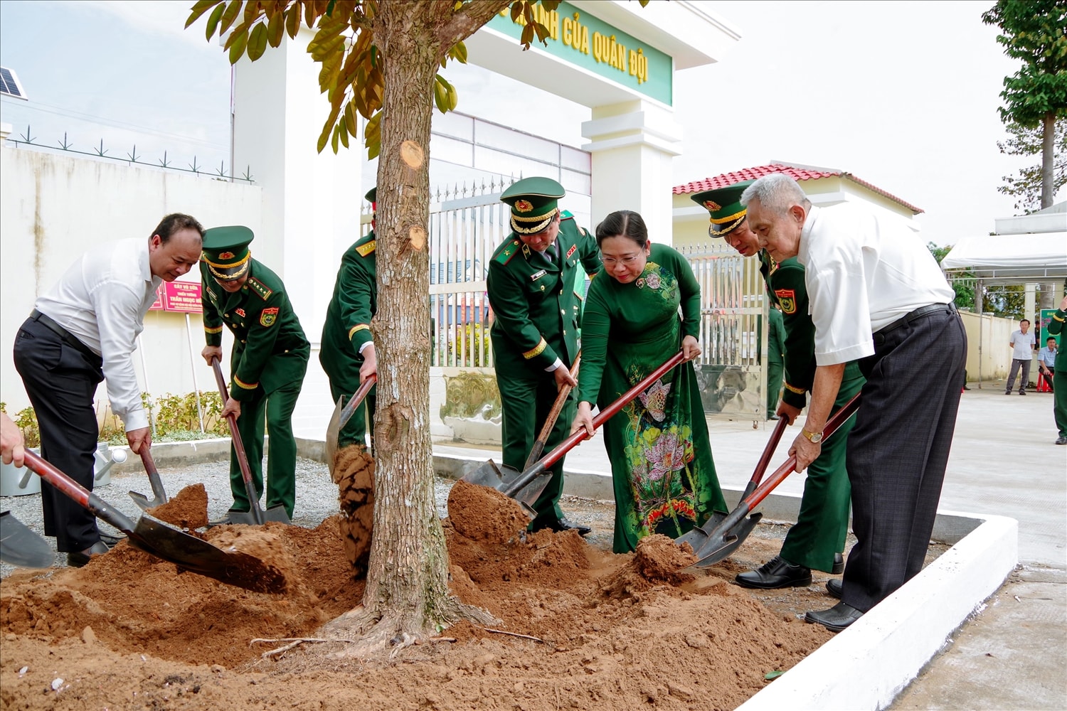 Các đại biểu trồng cây lưu niệm tại khuôn viên tượng đài