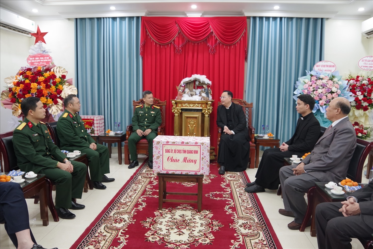 Thủ trưởng Bộ CHQS tỉnh Quảng Ninh thăm, tặng quà giáo xứ Hòn Gai Thủ trưởng Bộ CHQS tỉnh Quảng Ninh thăm, tặng quà giáo xứ Hòn Gai