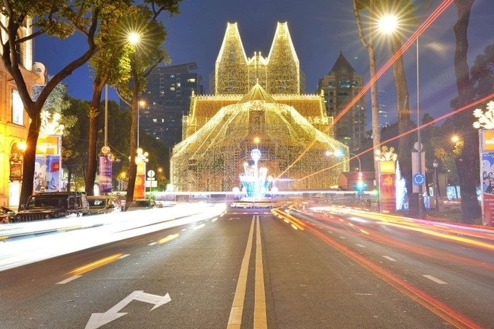 Không gian lung linh, huyền ảo của Nhà thờ Đức Bà giữa trung tâm TP. Hồ Chí Minh, trở thành điểm nhấn thu hút mọi ánh nhìn. (Ảnh: Lương Ý)