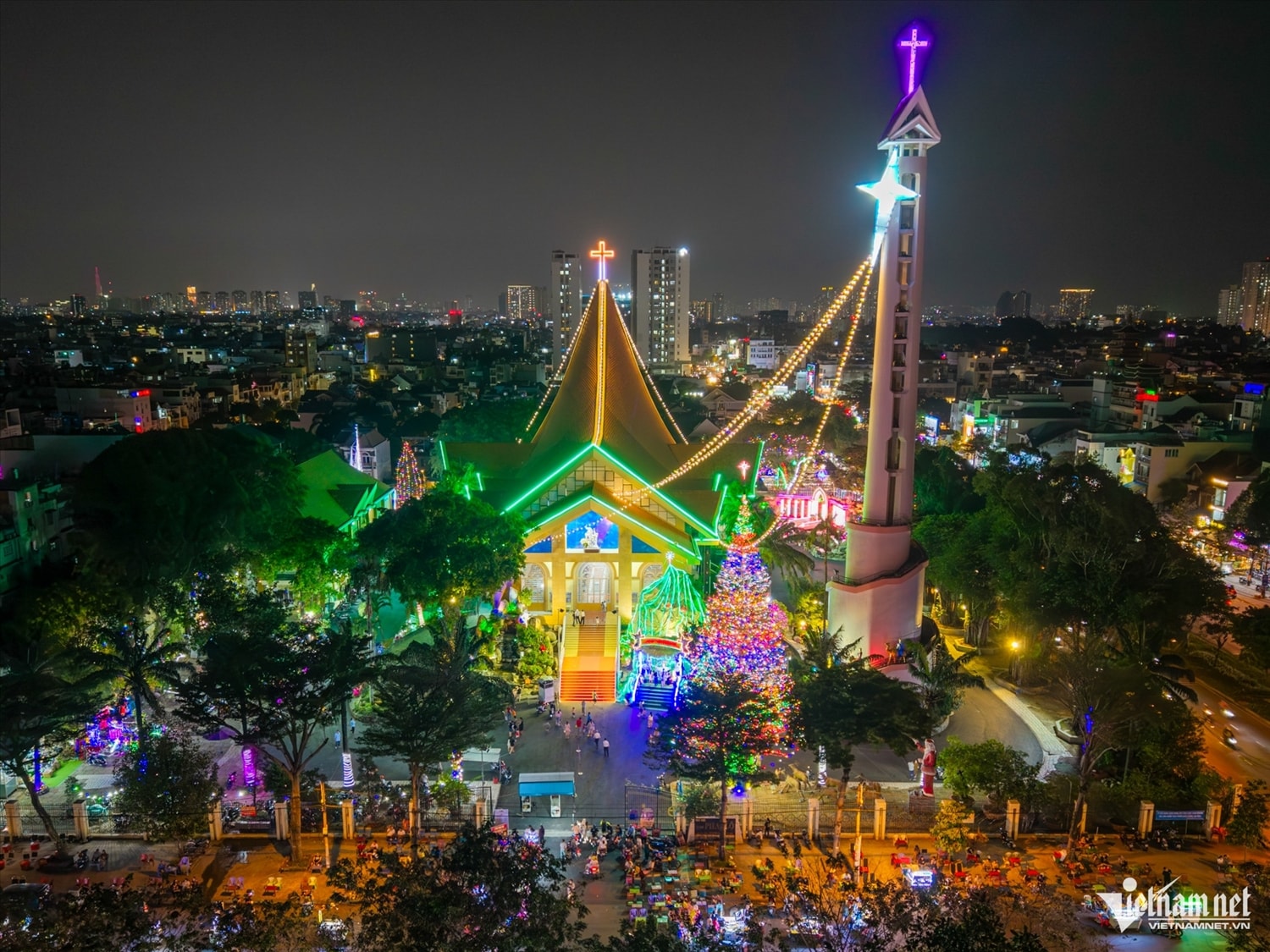 Nhà thờ Thánh Phaolô, phường An Lạc, TP. Hồ Chí Minh, còn được người dân gọi là nhà thờ “đá”, gây ấn tượng với vẻ ngoài cổ kính. Khu vực đài Đức Mẹ Maria được xây dựng từ những khối đá lớn xếp chồng, tạo nên nét đặc trưng riêng cho công trình (Ảnh MH)
