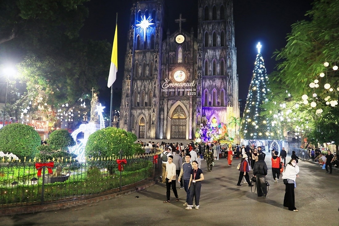 Nhà thờ Lớn Hà Nội bừng sáng trong không khí Giáng sinh với vẻ đẹp rực rỡ. Ánh đèn lung linh kết hợp cùng sắc xanh của cây cỏ, hoa lá làm sáng rực một góc phố (Ảnh: MH)