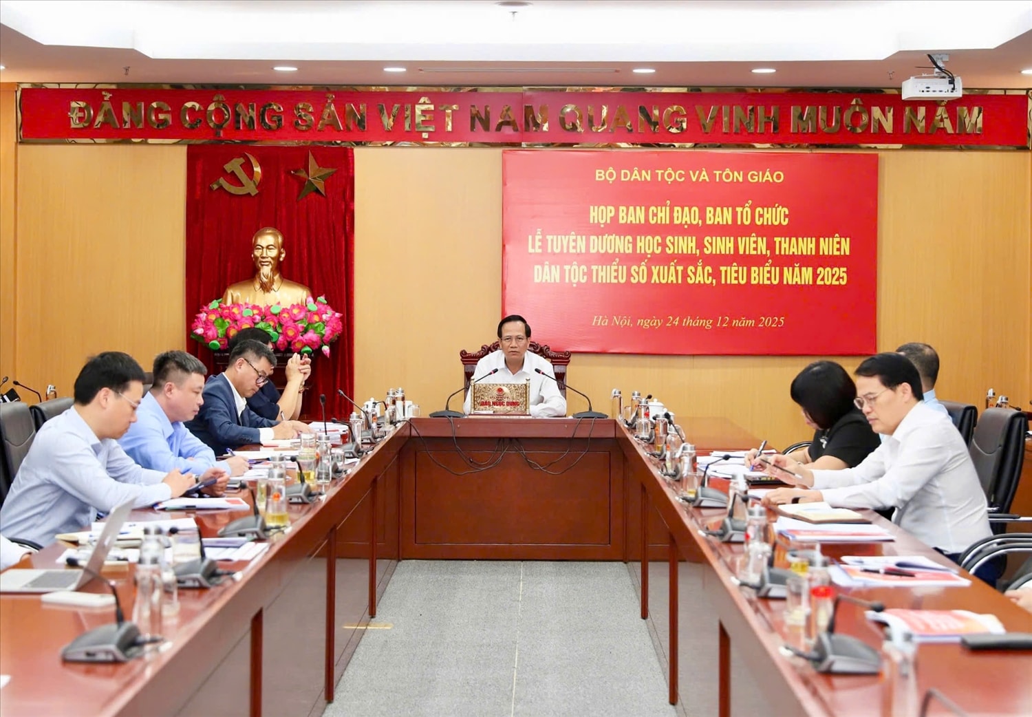 Quang cảnh cuộc họp