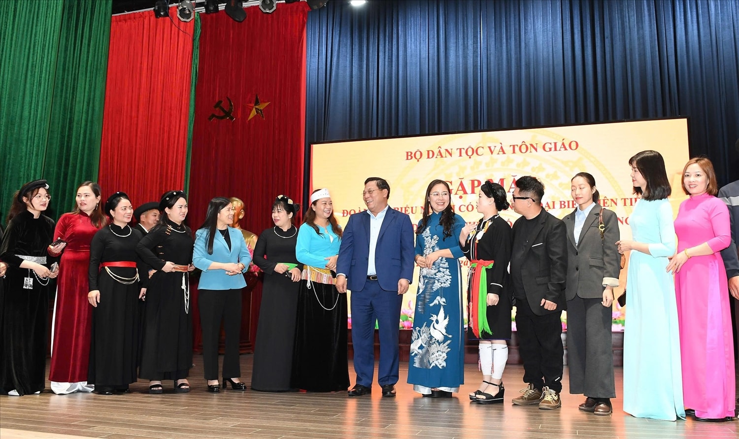 Thứ trưởng Nguyễn Hải Trung mong muốn các đại biểu tiếp tục phát huy uy tín, trách nhiệm và tinh thần gương mẫu trong cộng đồng