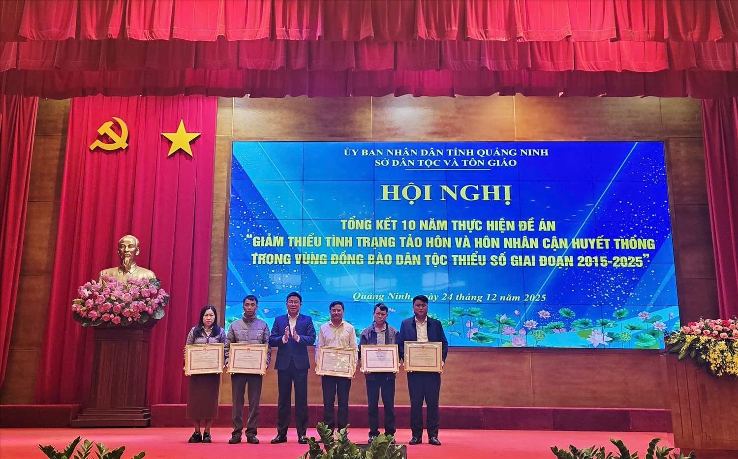 05 tập thể tiêu biểu đã được khen thưởng tại hội nghị. Ảnh: Mỹ Dung