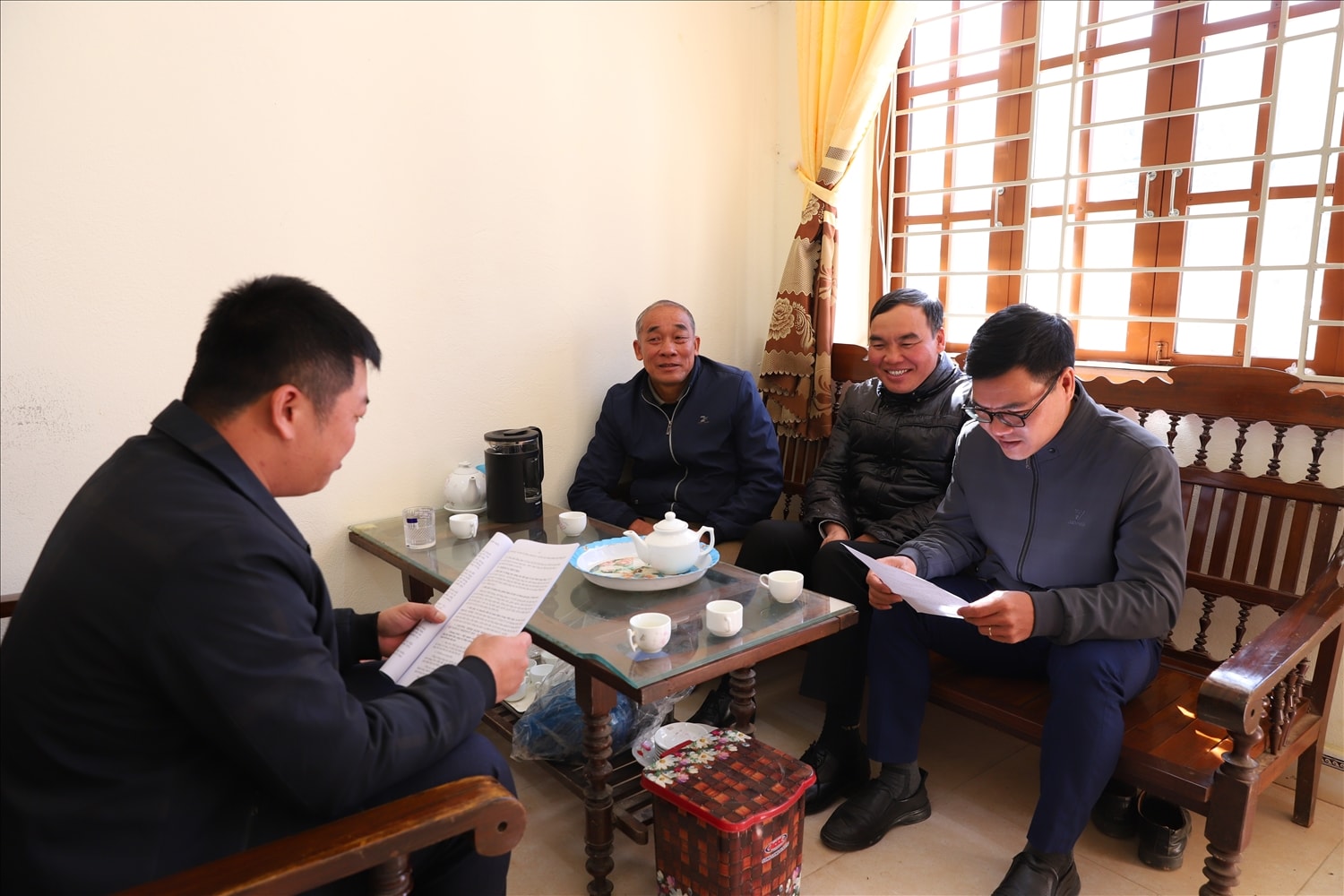 Cán bộ Phòng Văn hóa – Xã hội xã Thiện Thuật trao đổi, cung cấp các nội dung tuyên truyền để đội ngũ Người có uy tín tiếp tục phổ biến, tuyên truyền lại cho bà con trong thôn, bản.