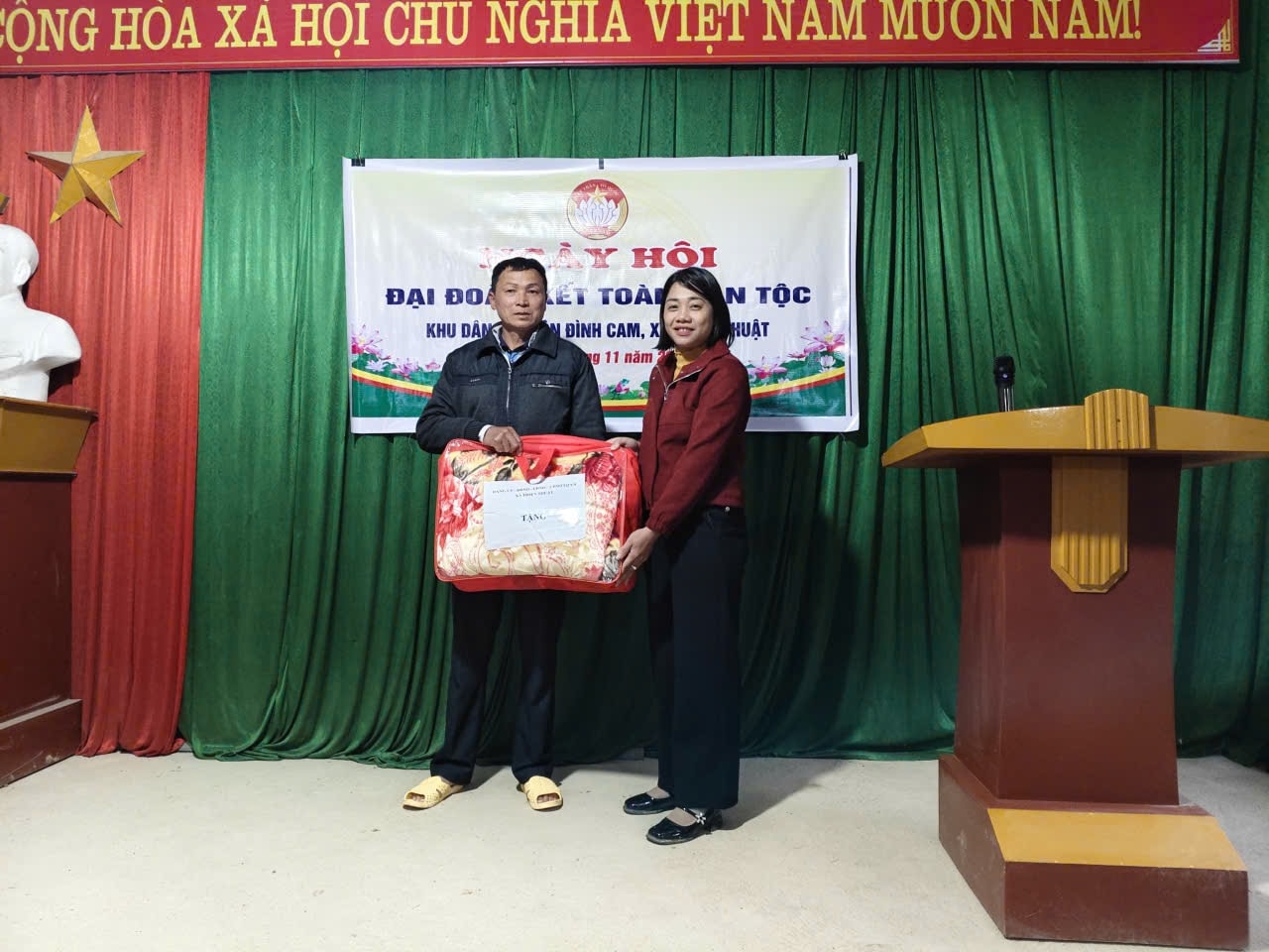 Người có uy tín được tặng quà trong Ngày hội đại đoàn kết toàn dân tộc năm 2025