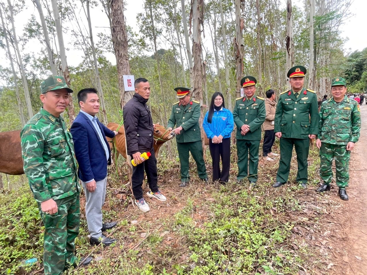 Đoàn Kinh tế - Quốc phòng 338 phối hợp với cấp ủy, chính quyền các địa phương tổ chức bàn giao 80 trâu, 60 bò giống sinh sản tặng đồng bào các DTTS thuộc diện hộ nghèo, cận nghèo tại xã Quốc Việt, tỉnh Lạng Sơn
