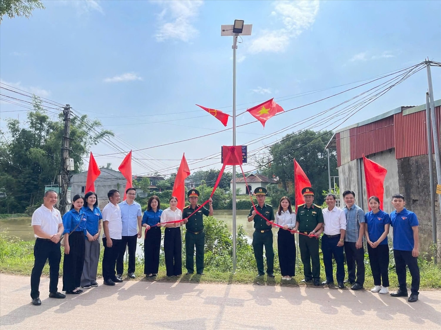 Đoàn Kinh tế - Quốc phòng 338 đầu tư xây dựng các công trình giao thông, thủy lợi, cấp nước sinh hoạt…tạo điều kiện thuận lợi cho việc phát triển sản xuất, đi lại của người dân biên giới