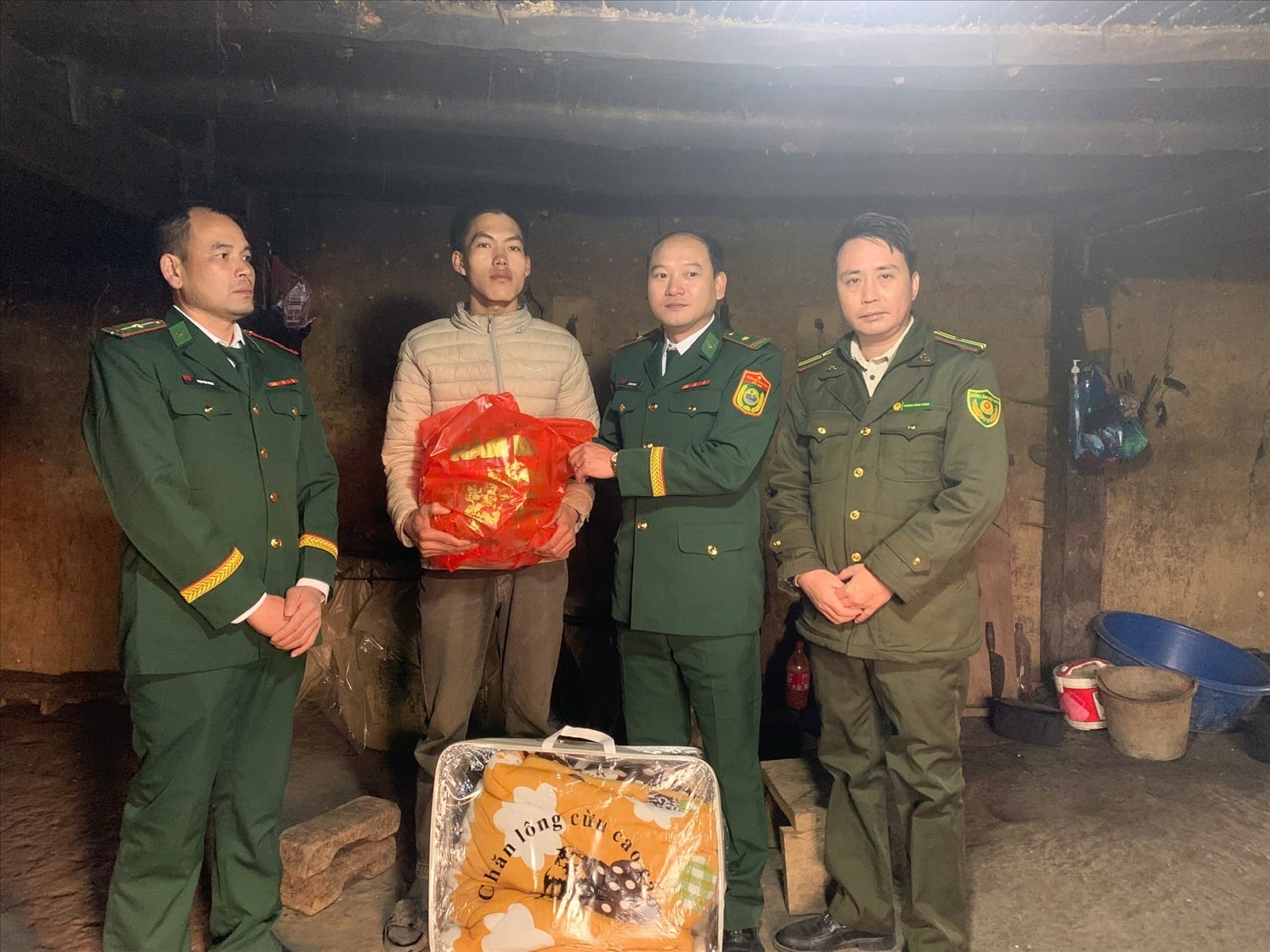 Cán bộ, chiến sĩ Đồn Biên phòng Tùng Vài triển khai các hoạt động an sinh xã hội, hỗ trợ người dân trên địa bàn đơn vị đóng quân Cán bộ, chiến sĩ Đồn Biên phòng Tùng Vài triển khai các hoạt động an sinh xã hội, hỗ trợ người dân trên địa bàn đơn vị đóng quân