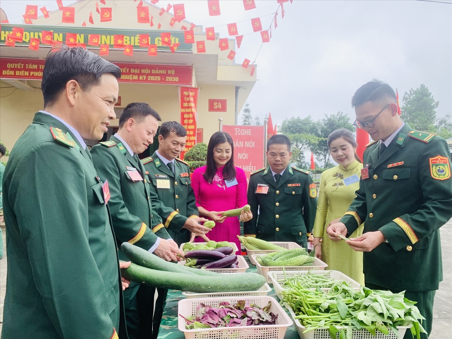 Cán bộ, chiến sĩ Đồn Biên phòng Tùng Vài tham quan, đánh giá các sản phẩm rau trái vụ do người dân địa phương trồng theo hướng dẫn kỹ thuật của Đồn Cán bộ, chiến sĩ Đồn Biên phòng Tùng Vài tham quan, đánh giá các sản phẩm rau trái vụ do người dân địa phương trồng theo hướng dẫn kỹ thuật của Đồn