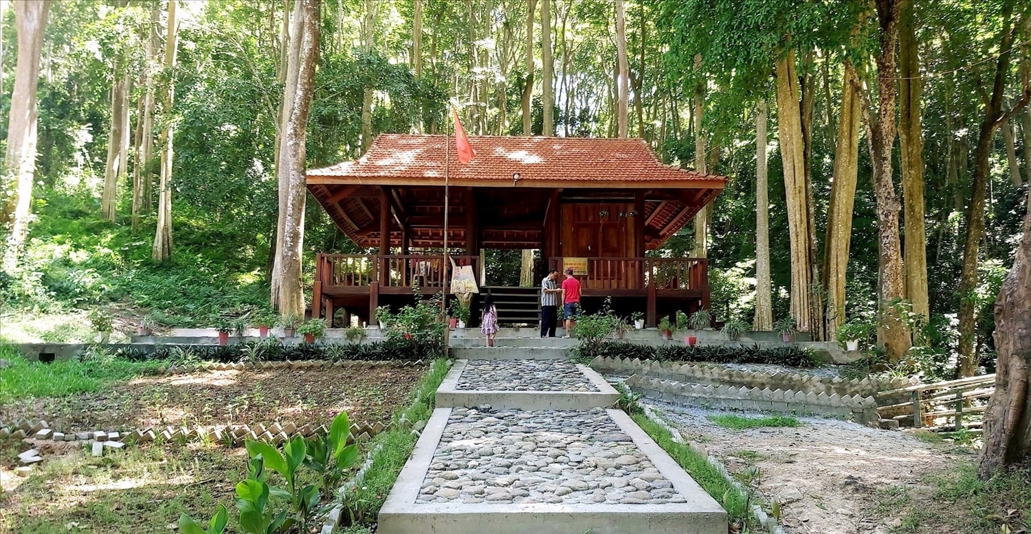 Trạm dừng nghỉ tại điểm du lịch trải nghiệm rừng Săng lẻ ở xã Tam Quang