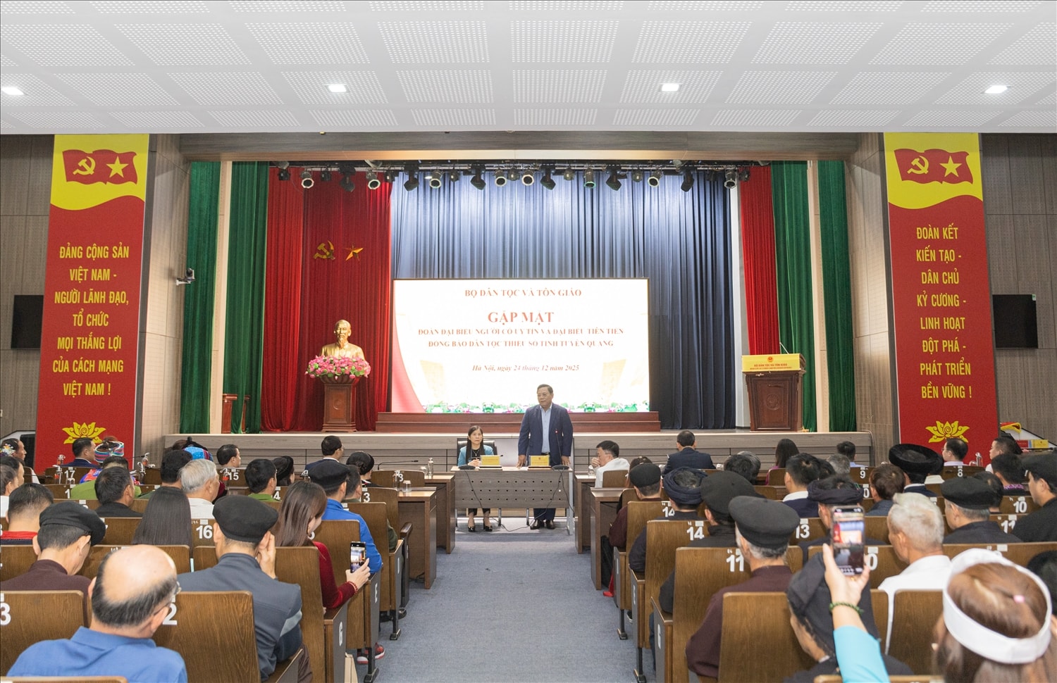 Thứ trưởng Nguyễn Hải Trung gặp mặt Đoàn đại biểu điển hình tiên tiến trong vùng đồng bào DTTS tỉnh Tuyên Quang năm 2025