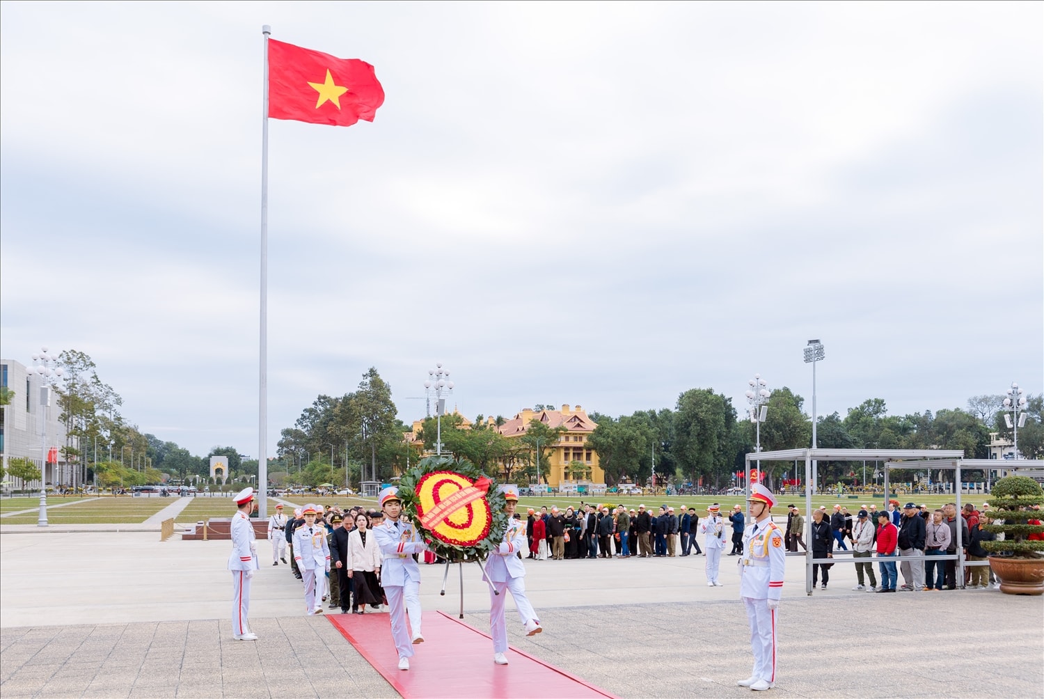 Vòng hoa của Đoàn mang dòng chữ: Đời đời nhớ ơn Chủ tịch Hồ Chí Minh vĩ đại, thể hiện tình cảm thiêng liêng của đồng bào các dân tộc tỉnh Tuyên Quang đối với vị lãnh tụ kính yêu của dân tộc