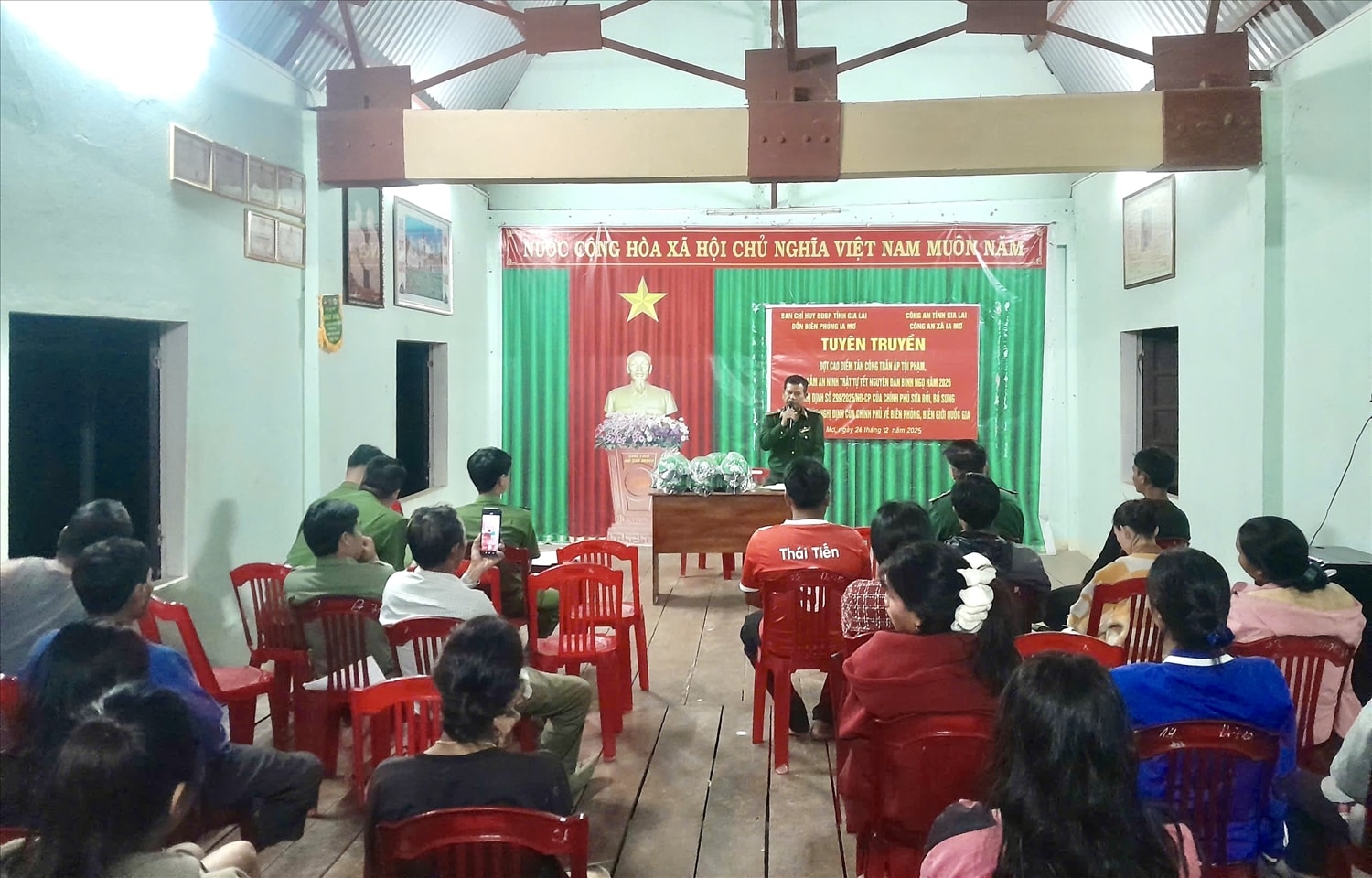 Cán bộ Đồn Biên phòng Ia Mơ  tuyên truyền, phổ biến pháp luật cho người dân