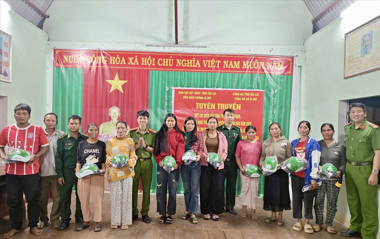 Người dân được tặng mũ bảo hiểm, nâng cao ý thức chấp hành pháp luật tại buổi tuyên truyền