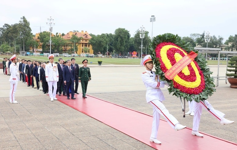 Đoàn đại biểu các điển hình tiêu biểu toàn quốc trong học tập và làm theo tư tưởng, đạo đức, phong cách Hồ Chí Minh năm 2025 tổ chức Lễ báo công dâng Bác và dâng hoa, vào Lăng viếng Chủ tịch Hồ Chí Minh