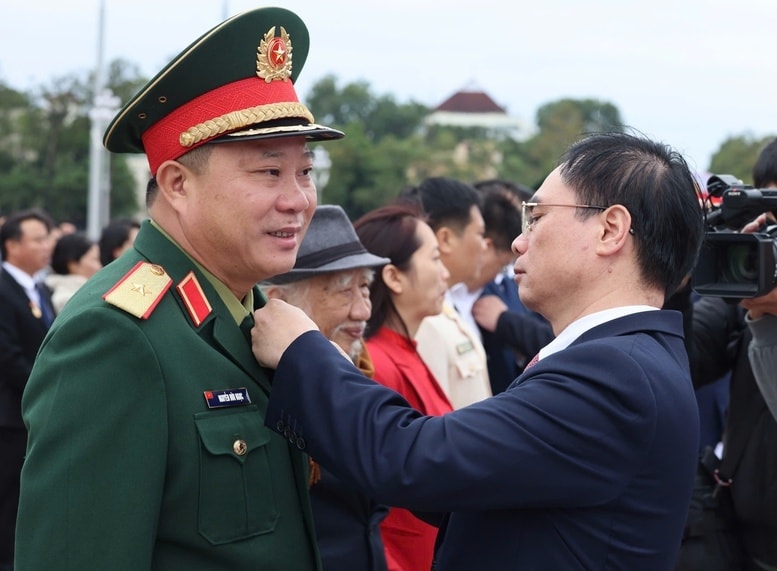 Các điển hình tiêu biểu vinh dự được gắn tặng Huy hiệu Bác Hồ tại lễ báo công dâng Bác