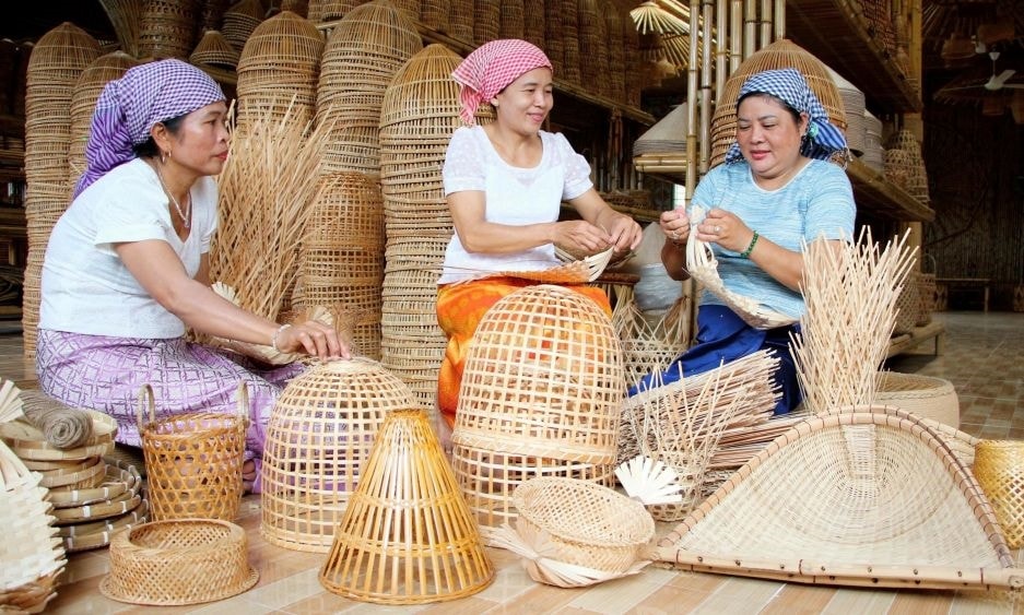 Không gian trưng bày tre trúc của HTX Mây tre đan Thủy Tuyết là nơi du khách có thể trải nghiệm văn hóa của đồng bào Khmer gắn với làng nghề truyền thống. (Ảnh: NVCC)
