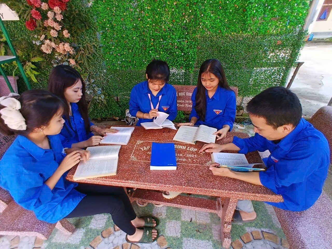 Trên địa bàn thôn không còn xảy ra tình trạng tảo hôn và hôn nhân cận huyết thống, con em đồng bào các dân tộc được học hành đầy đủ