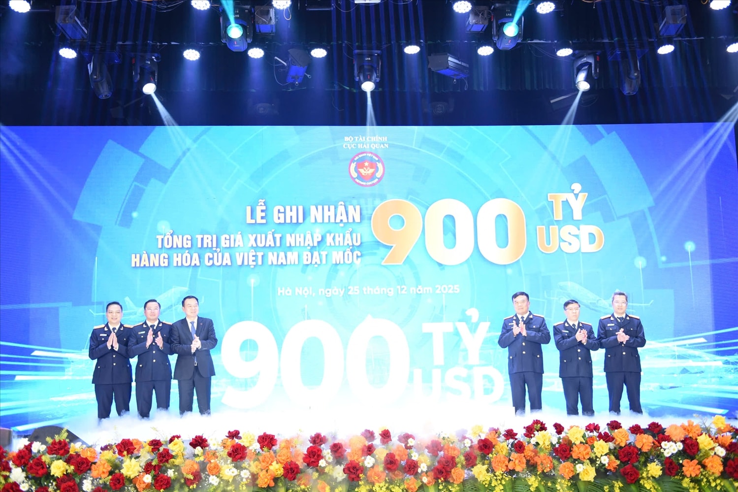 Lãnh đạo Bộ Tài chính và ngành Hải quan tại sự kiện ghi nhận tổng kim ngạch xuất khẩu hàng hóa của Việt Nam đạt mốc 900 tỷ USD.