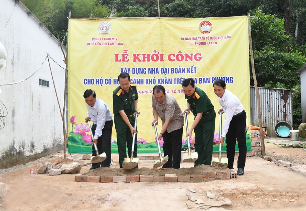 Bộ CHQS tỉnh An Giang cùng cấp ủy chính quyền địa phương thực hiện nghi thức khởi công Bộ CHQS tỉnh An Giang cùng cấp ủy chính quyền địa phương thực hiện nghi thức khởi công
