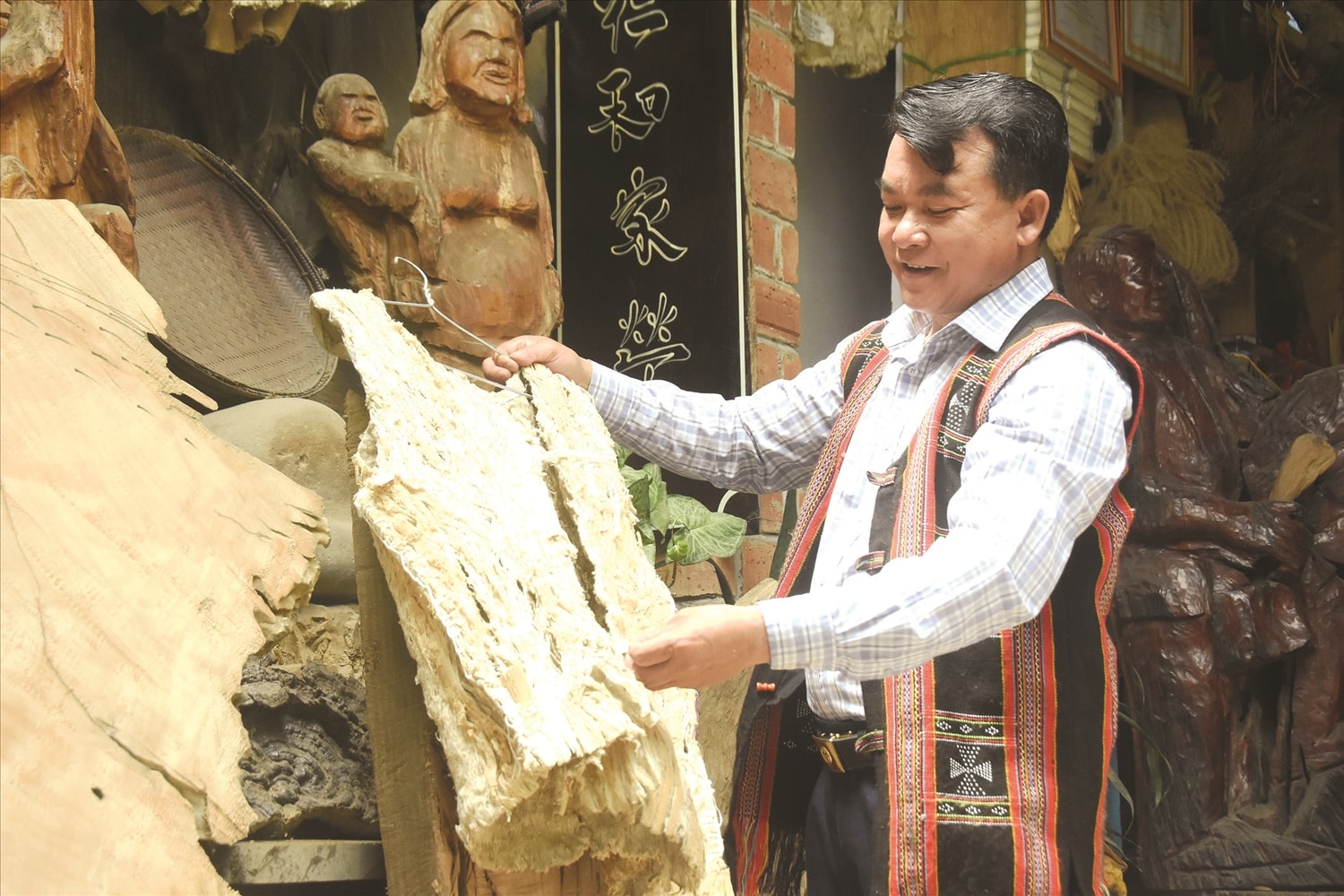 Chiếc áo làm từ vỏ cây a mưng là hiện vật anh Hồ Phương tâm đắc vì sự độc đáo và mất nhiều thời gian, công sức khôi phục