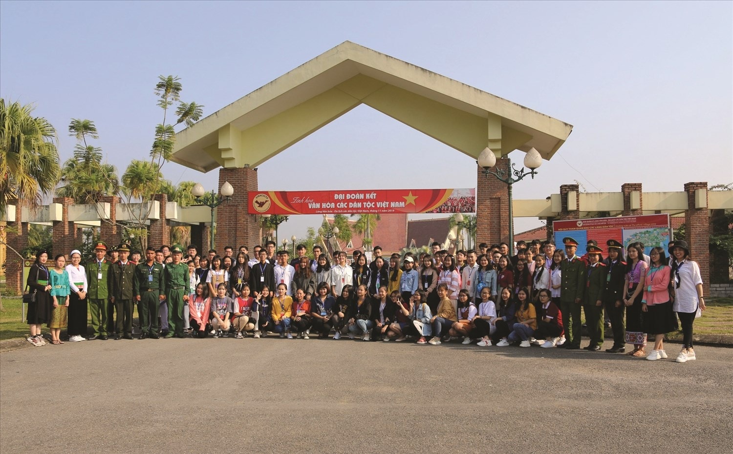 Đoàn học sinh, sinh viên, thanh niên DTTS xuất sắc, tiêu biểu toàn quốc năm 2019 tham quan Làng Văn hoá, Du lịch các dân tộc Việt Nam (Đồng Mô, TP. Hà Nội)