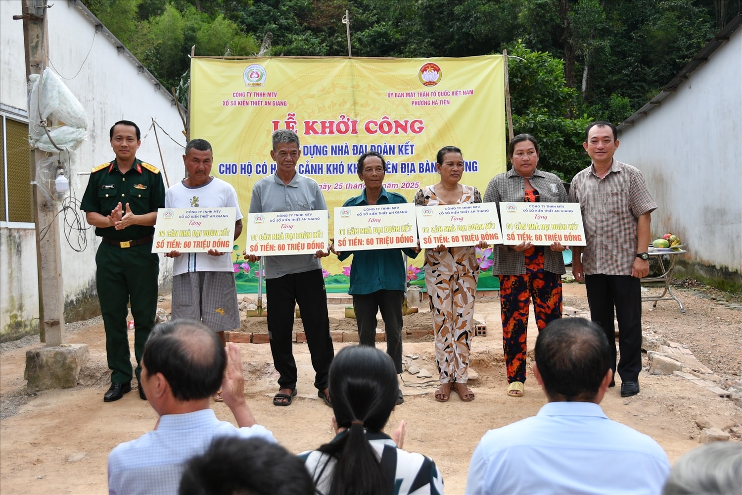Bộ CHQS tỉnh An Giang đã trao bảng tưởng trưng tài trợ xây dựng nhà Đại đoàn kết cho người dân phường Hà Tiên. Bộ CHQS tỉnh An Giang đã trao bảng tưởng trưng tài trợ xây dựng nhà Đại đoàn kết cho người dân phường Hà Tiên.