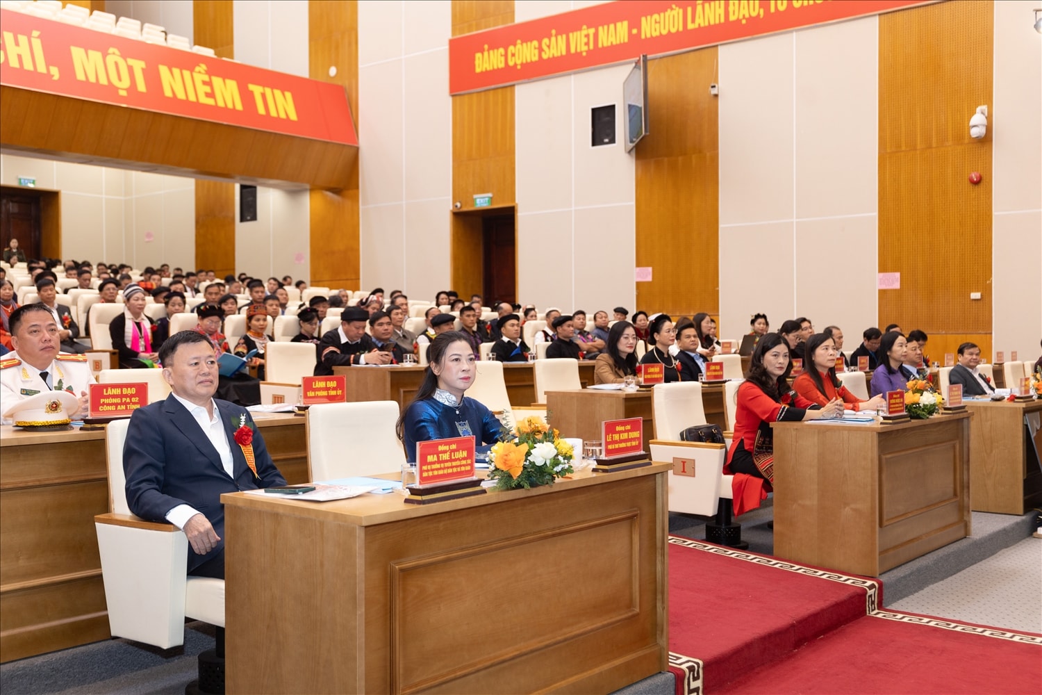 Phó Vụ trưởng Vụ Tuyên truyền công tác dân tộc, tôn giáo (Bộ Dân tộc và Tôn giáo) Ma Thế Luận; Phó Bí thư Thường trực Tỉnh ủy Tuyên Quang Lê Thị Kim Dung cùng các đại biểu tham dự Hội nghị